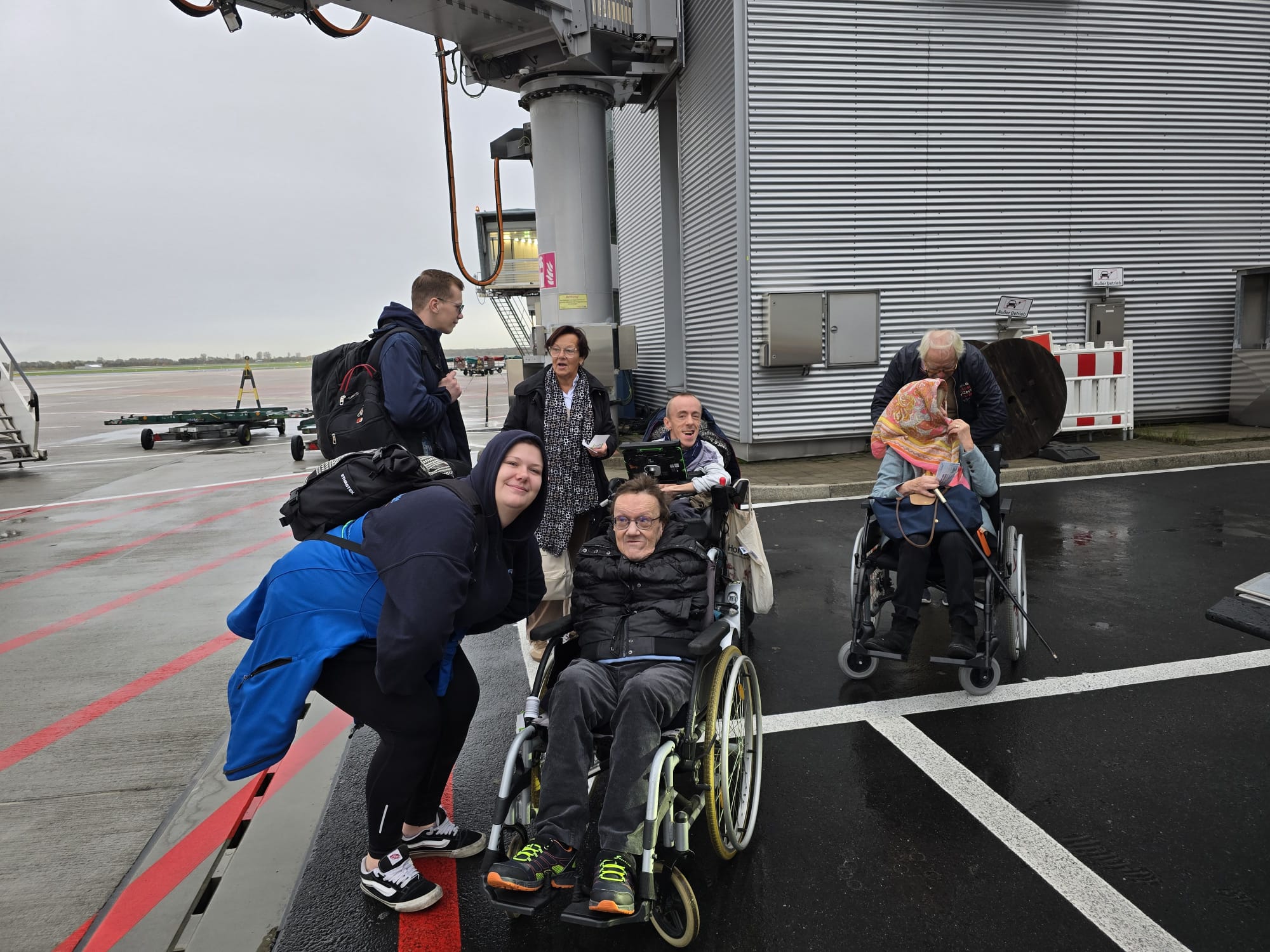 Mitarbeiter und Reisende kurz vorm Transfer in den Flieger