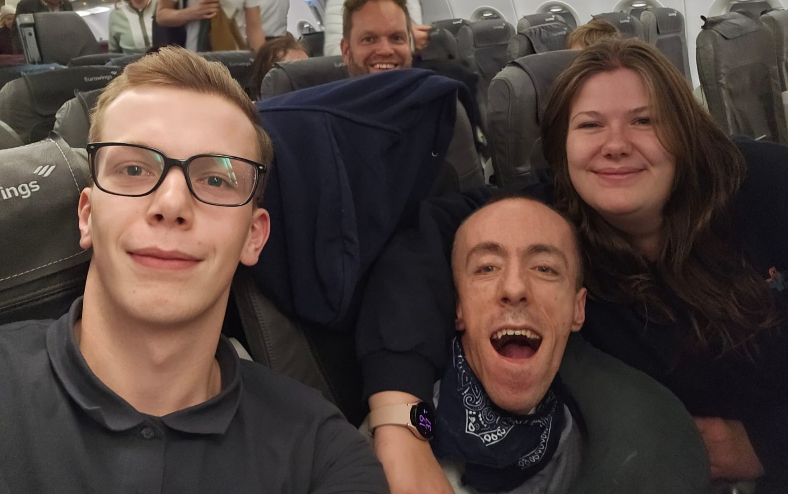 Unsere Mitarbeiter Luca und Nele mit zwei Reisenden von uns