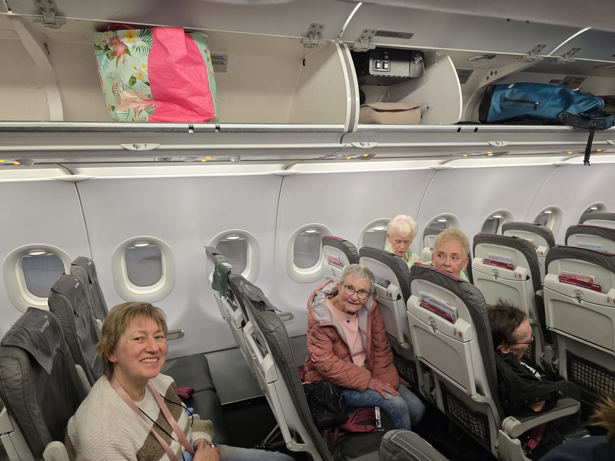 Unsere Reisenden im Flugzeug