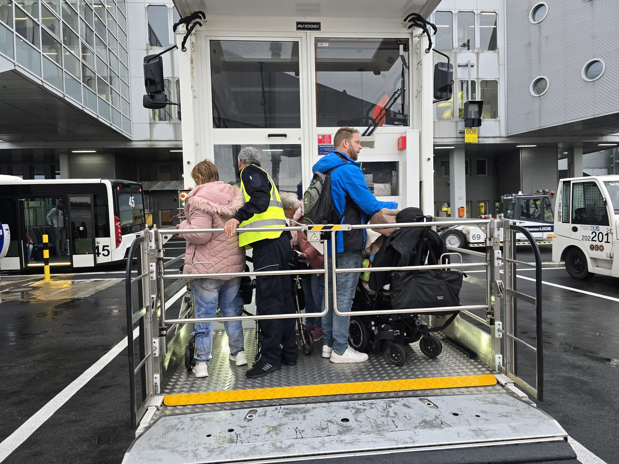 Transfer der Reisenden mit dem Lifter in den Flieger