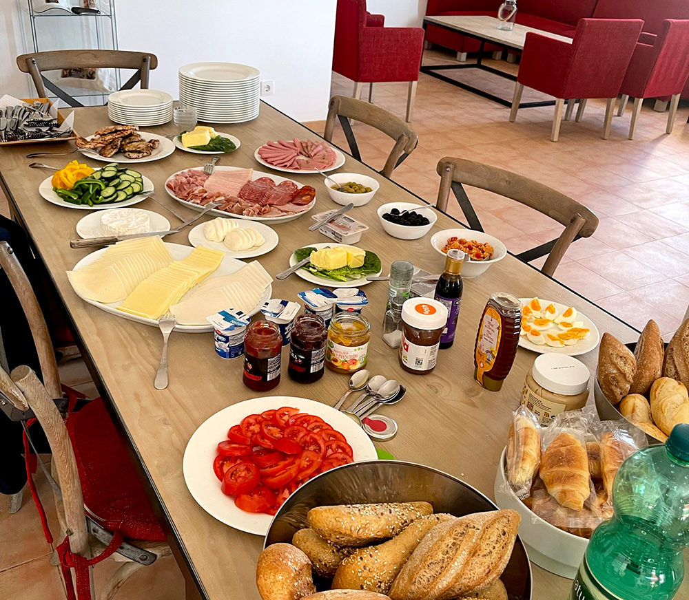 reichhaltiges frühstücks buffet in der finca agustin